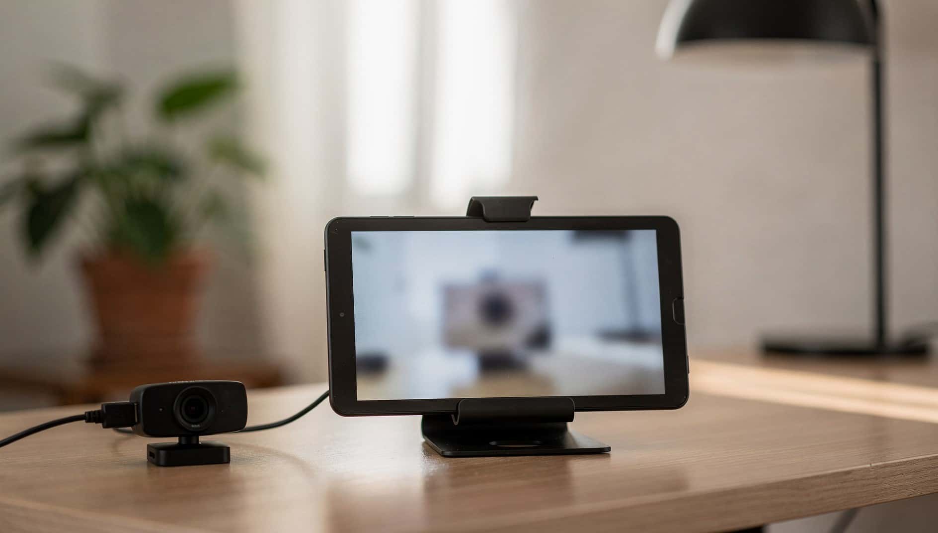 Webcam externa conectada por cable a una tableta Android sobre la mesa