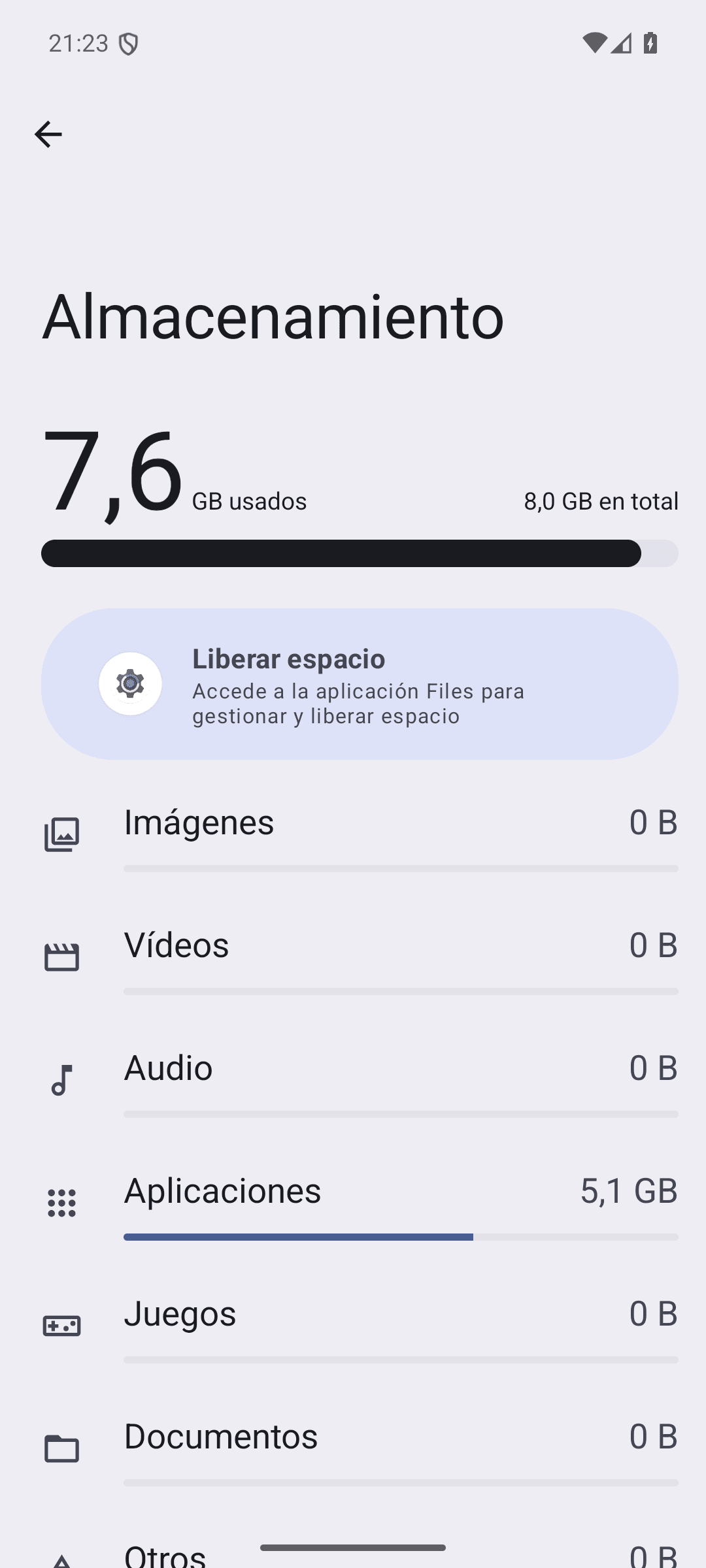 Pantalla «Almacenamiento» de Ajustes con el espacio usado, el botón «Liberar espacio» y las categorías