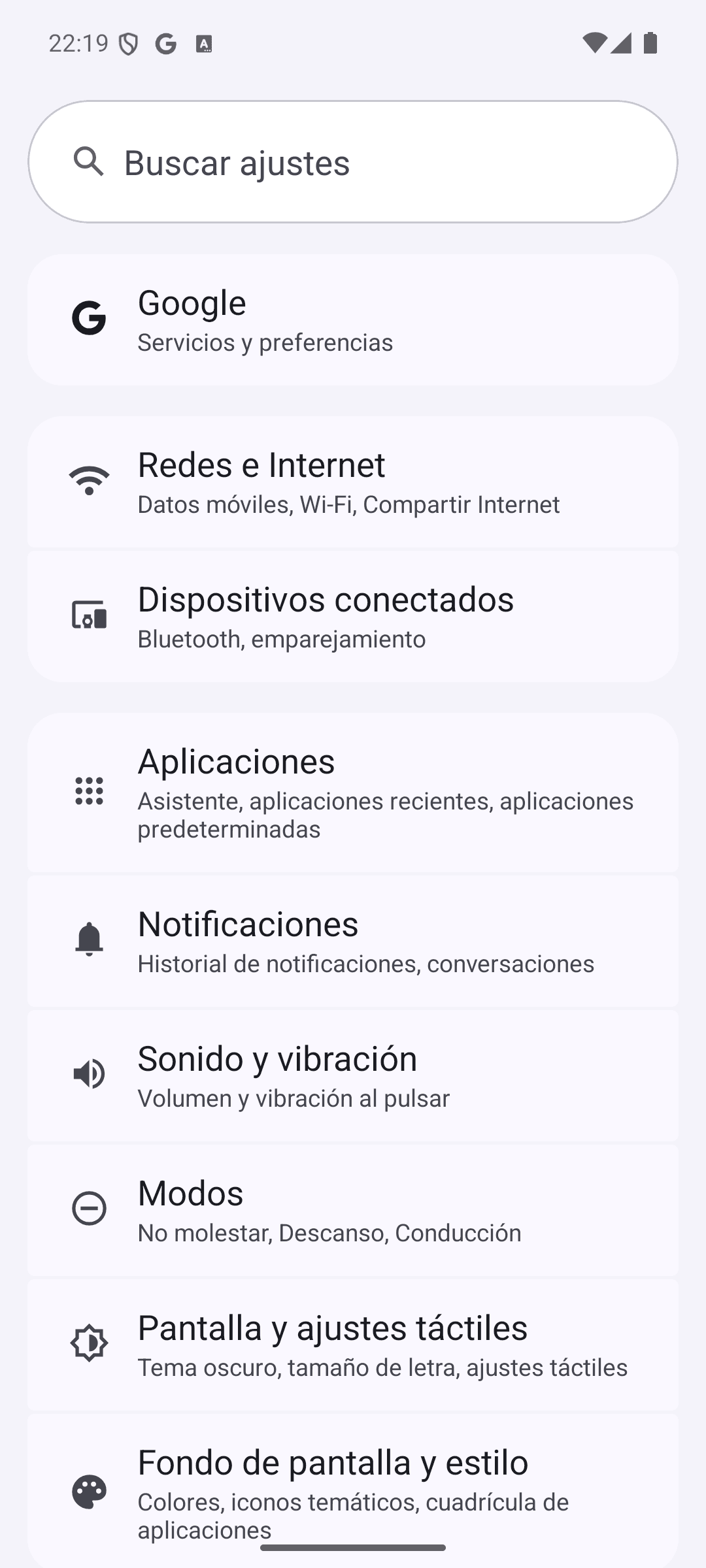 Pantalla principal de Ajustes de un Pixel con la opción Notificaciones e Historial de notificaciones