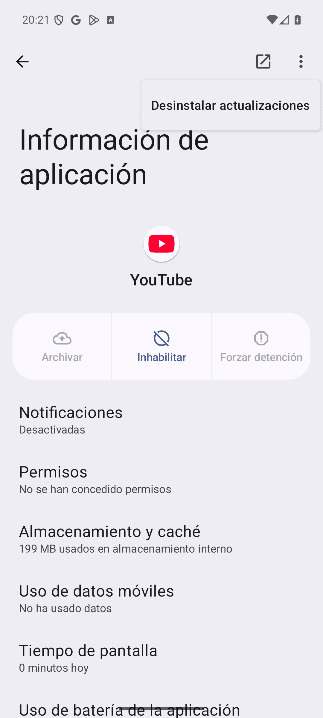 Menú de tres puntos de la información de YouTube con la opción Desinstalar actualizaciones