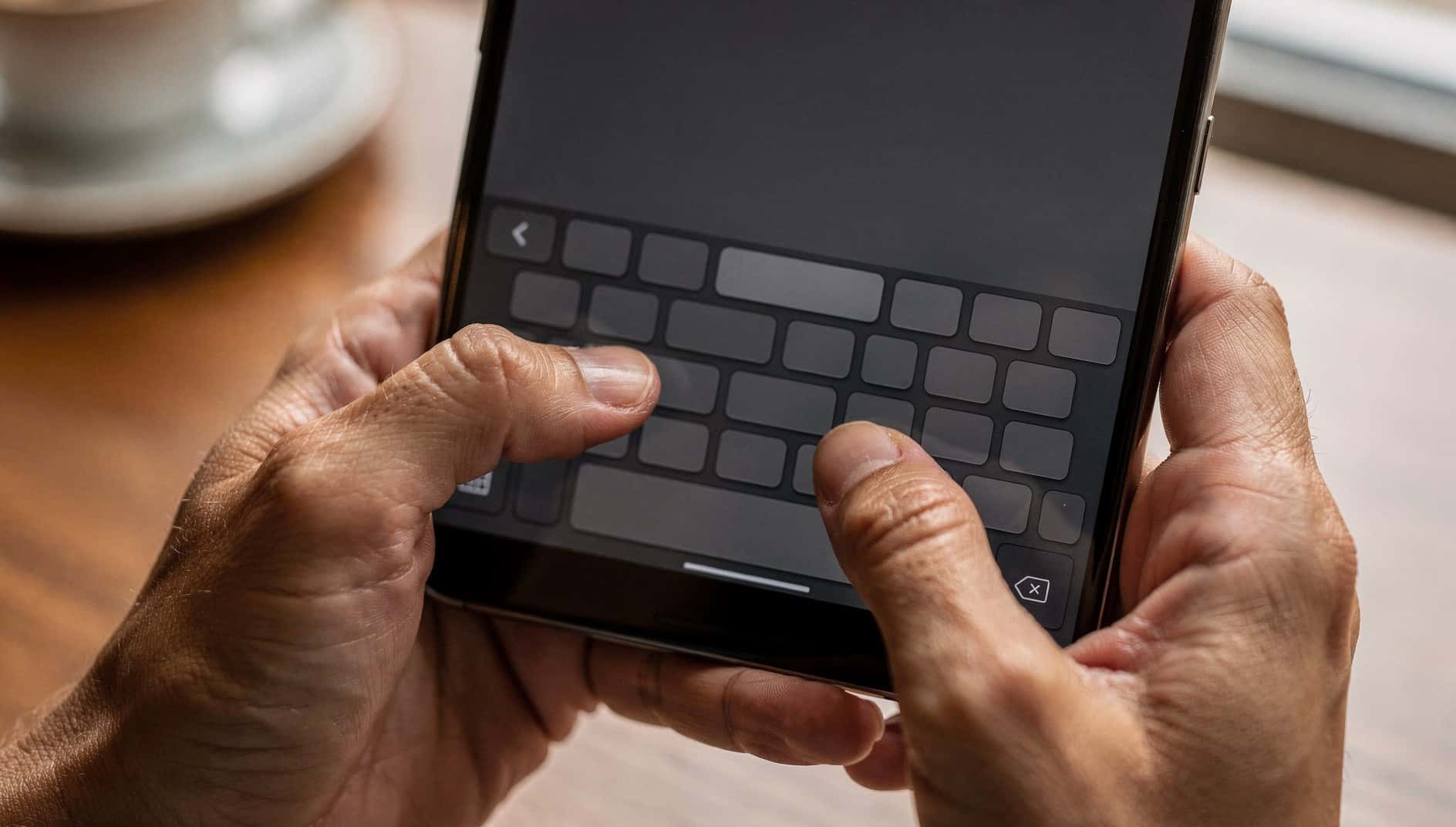 Manos que escriben un mensaje con el teclado de un móvil Android