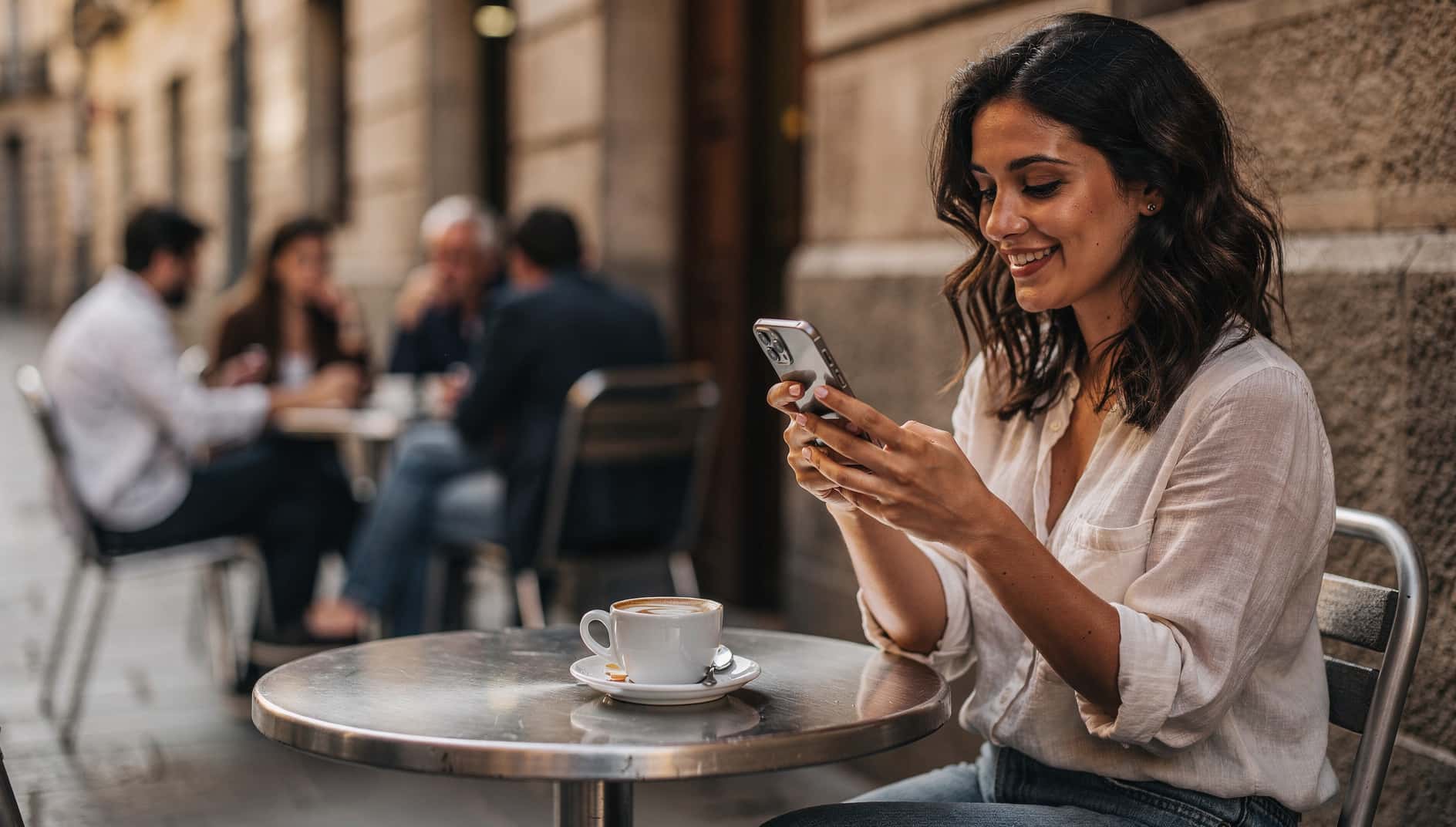 Mujer en una terraza de Madrid usando funciones de inteligencia artificial en su móvil Samsung